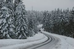 ...schlängelnd durch den Winterwald