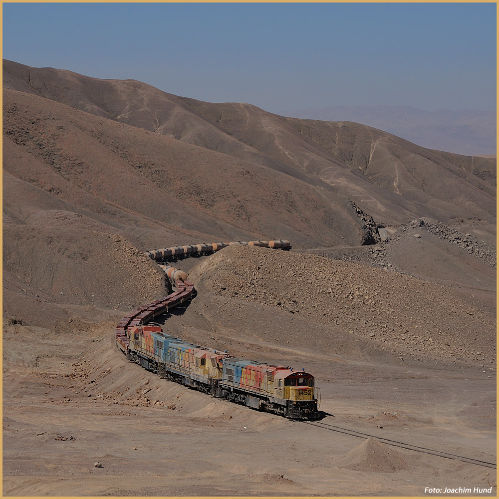 Schlängelt sich ein Zug durch die Wüste