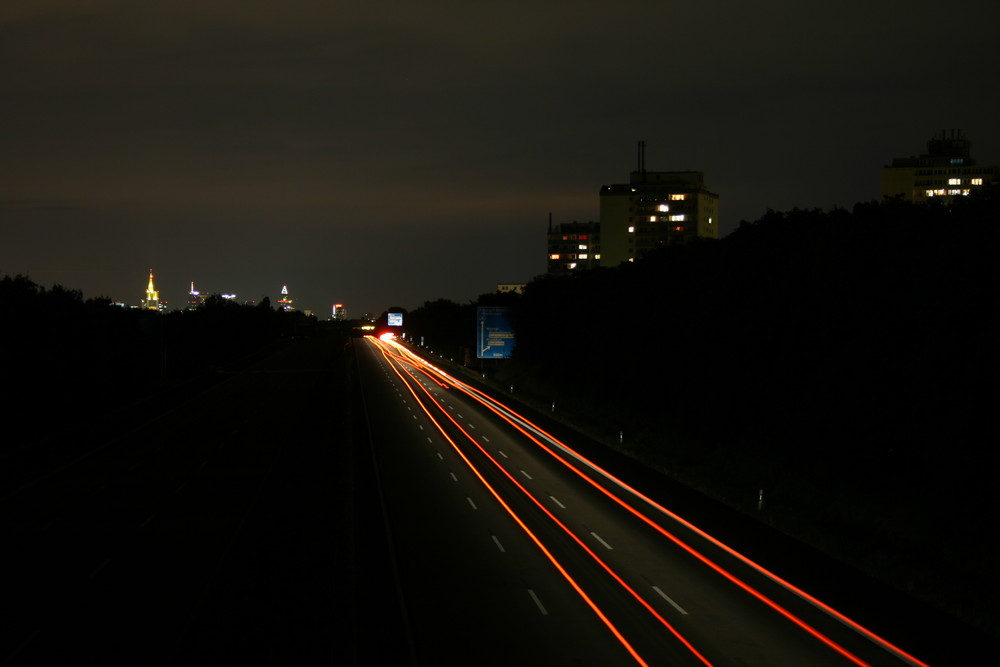 Schlängendes Licht bei Nacht