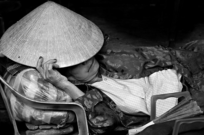 Schlafen kann man überall - auf dem Markt in Hoi An