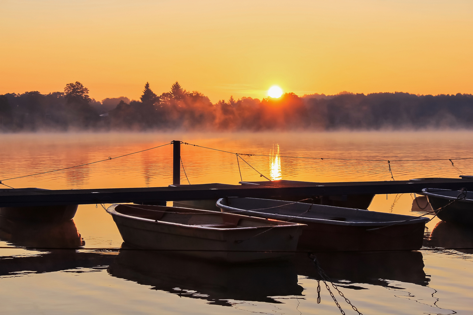 Schlafende Boote am Herbstmorgen