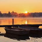 Schlafende Boote am Herbstmorgen