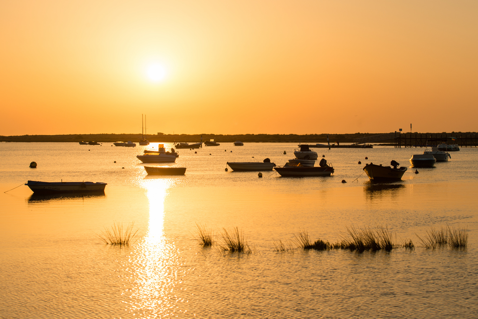 Schlafende Boote im goldenen Sonnenaufgang