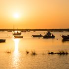 Schlafende Boote im goldenen Sonnenaufgang