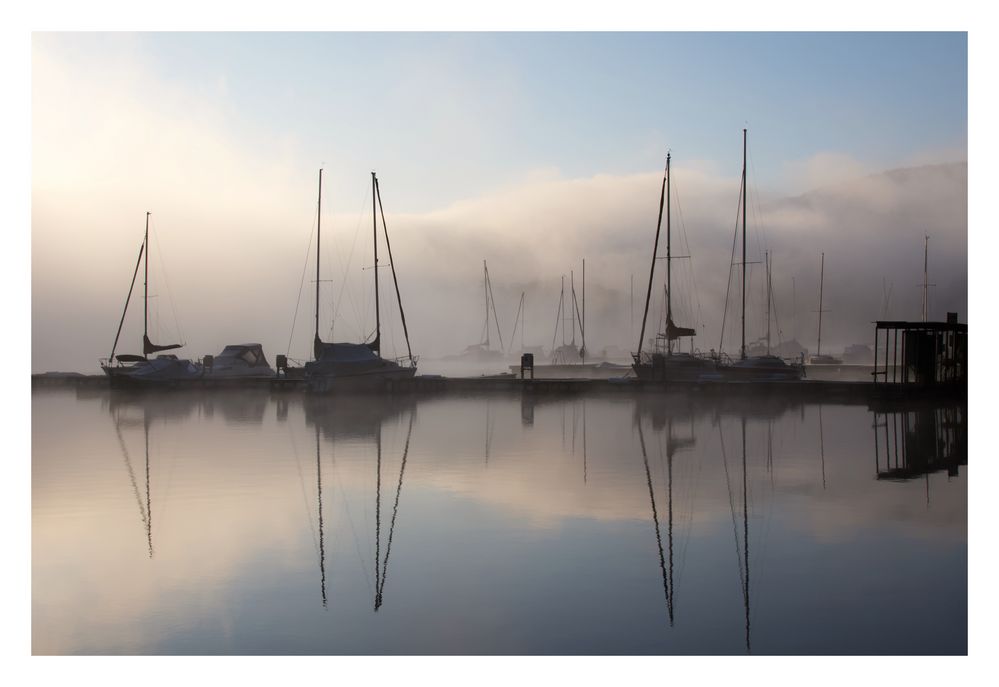 Schlafende Boote im Nebel