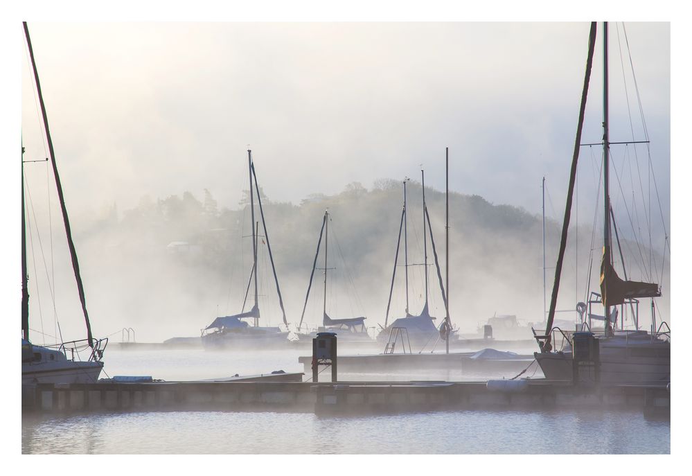 Schlafende Boote und der Morgennebel