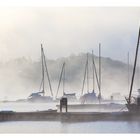 Schlafende Boote und der Morgennebel