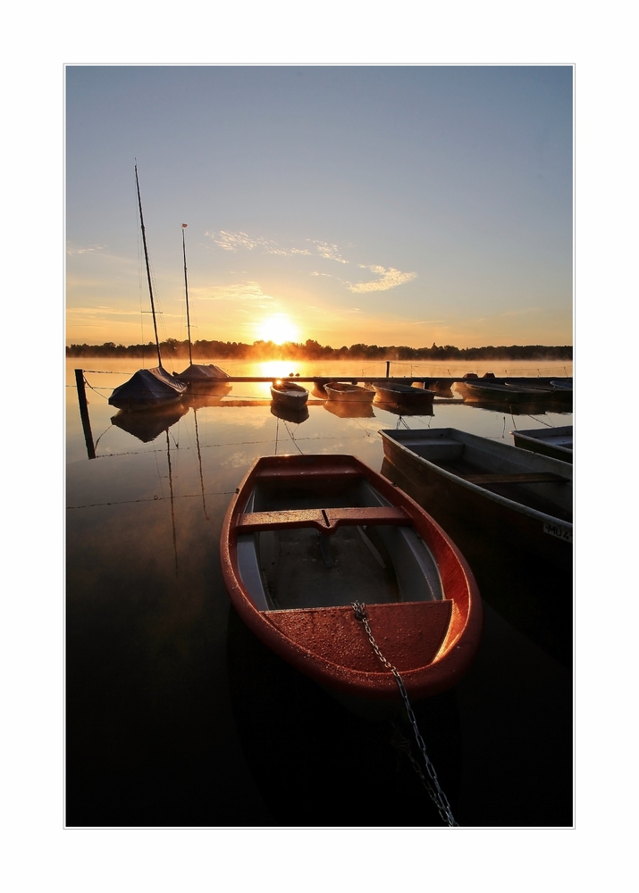 Schlafende Boote und Enten