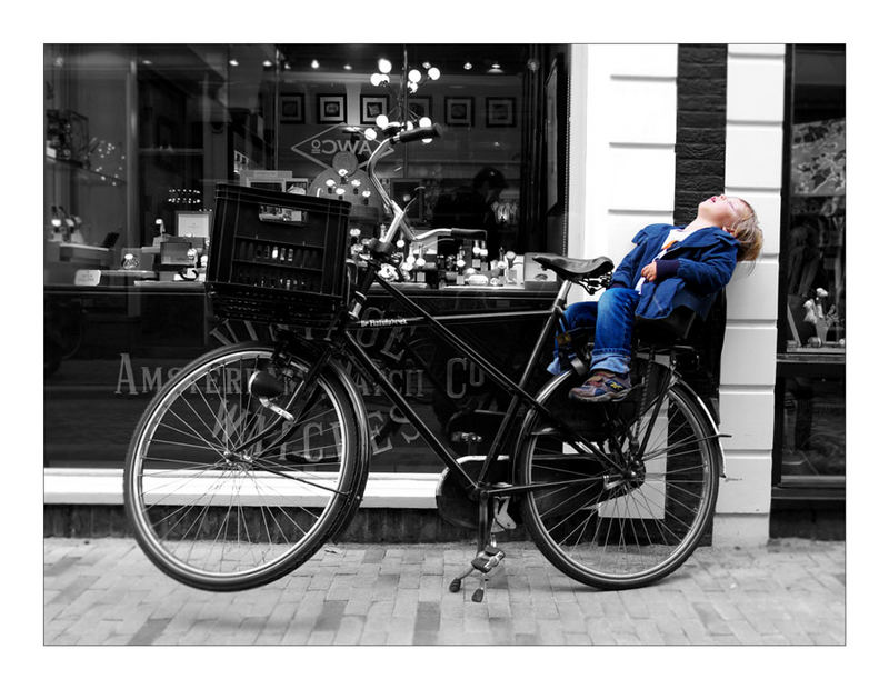 Schlafender Junge im Fahrrad