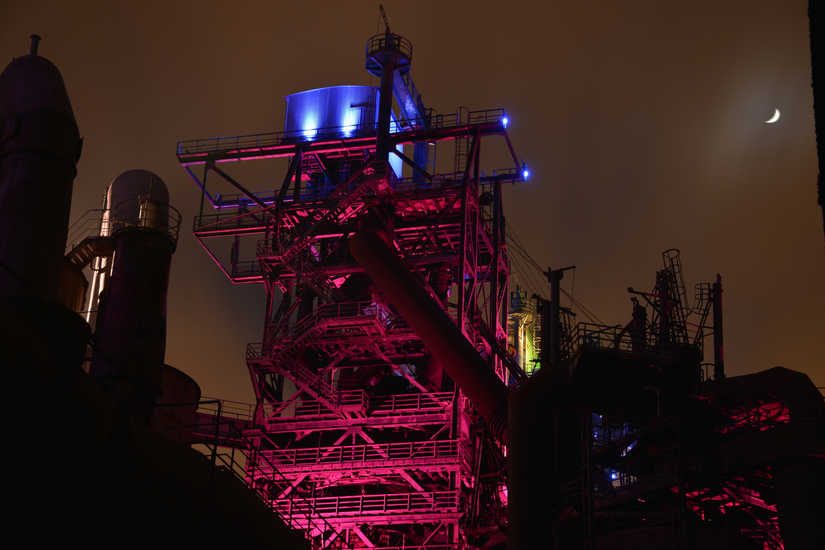 Schlafender Riese - Hochofen im Duisburger Landschaftspark bei Nacht