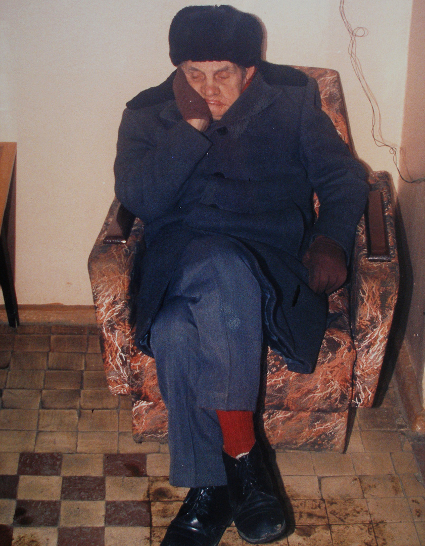 schlafender russischer alter Mann in einem Smolensker Plattenladen