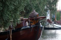 schlafender Skutje im Hafen von Heeg (NL)