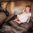 schlafendes Baby mit belgischem Schäferhund