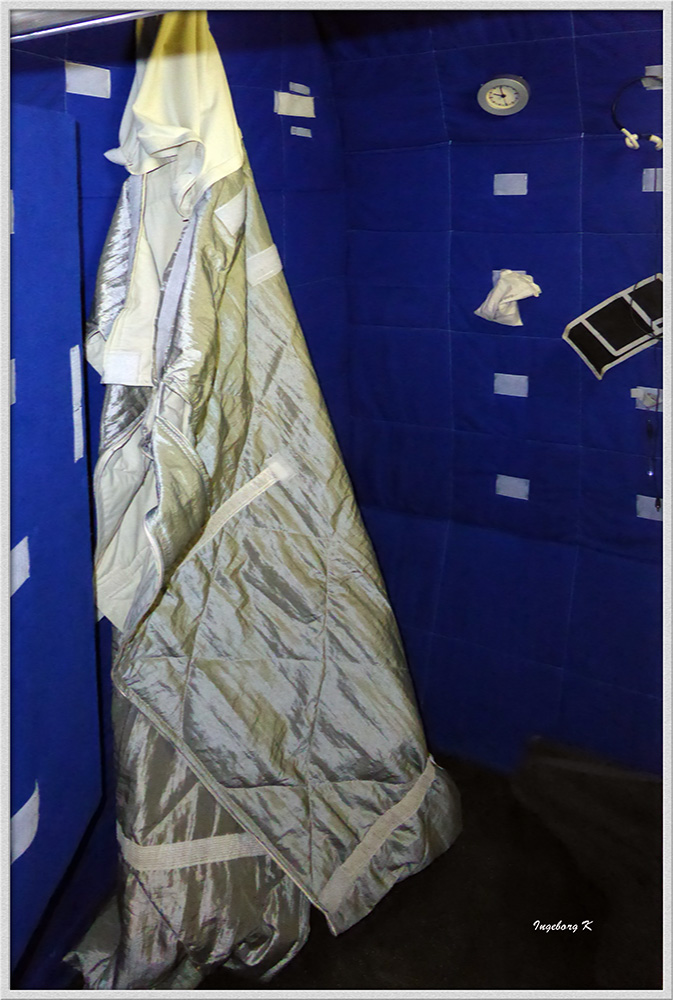 Schlafsack des Astronauten, der an der Wand befestigt ist.