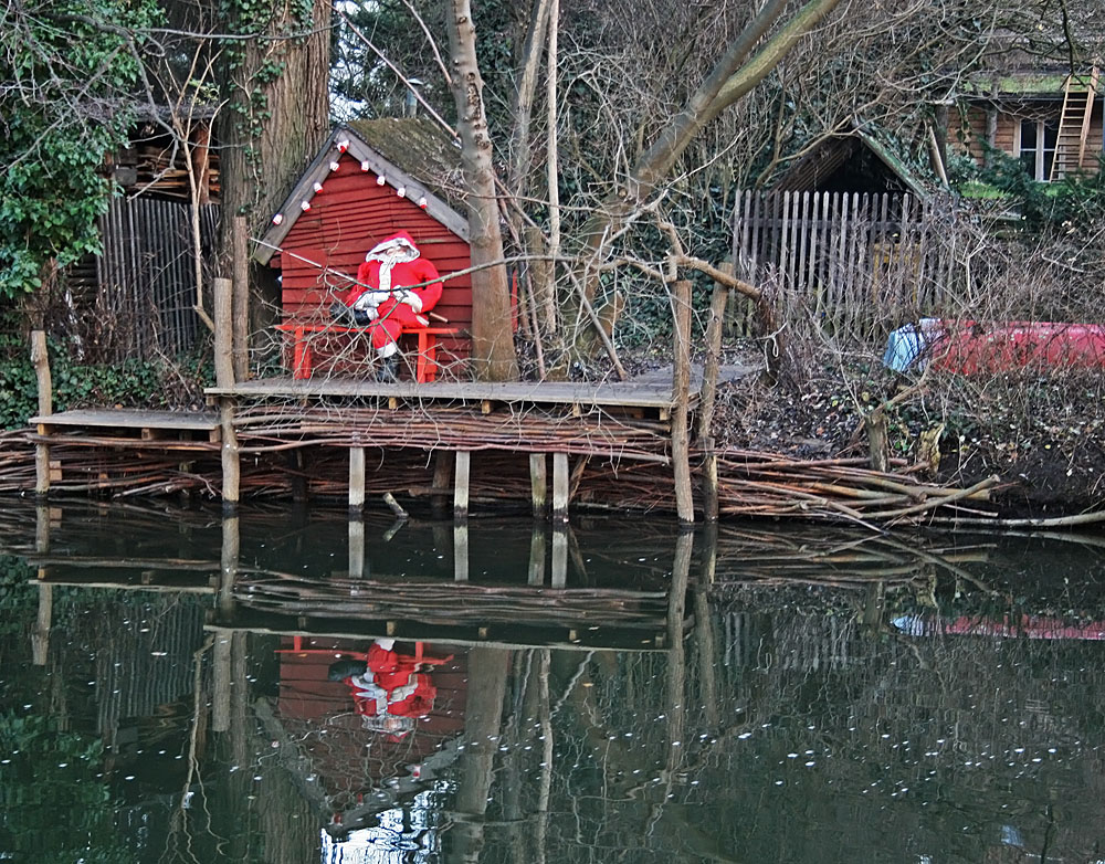 Schlagzeile: Weihnachtsmann beim Raubfischen erwischt!