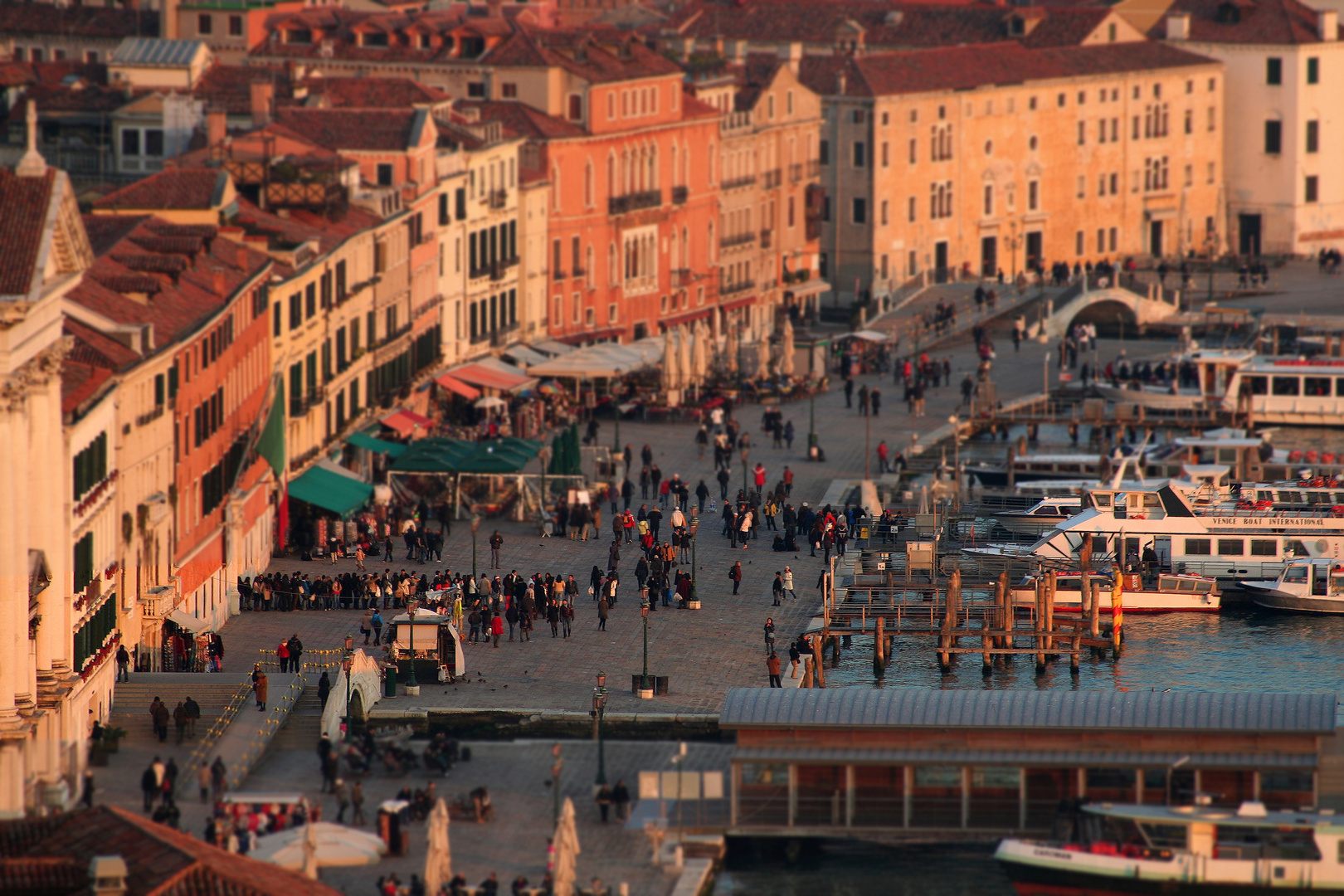 Schlange stehen in Venedig (Tilt Shift)