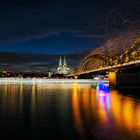 Schlangen über Hohenzollern Brücke