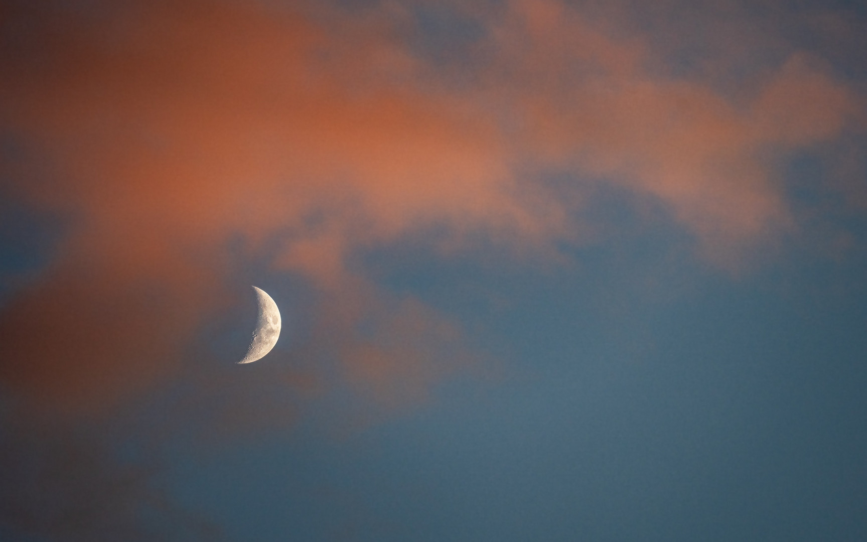 Schlanke Luna im roten Kleidchen