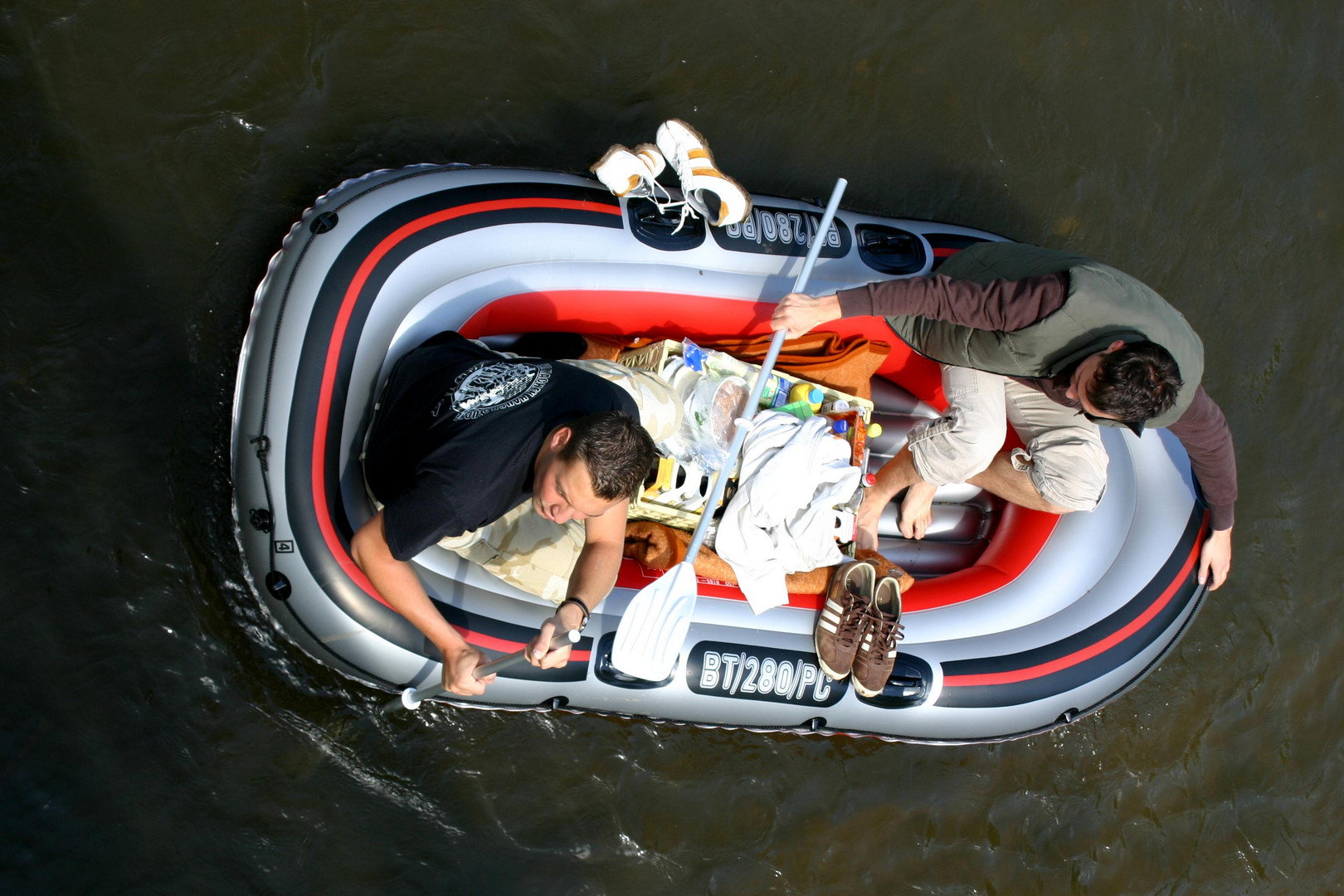 Schlauchboot-Idylle für Männer auf der Saale