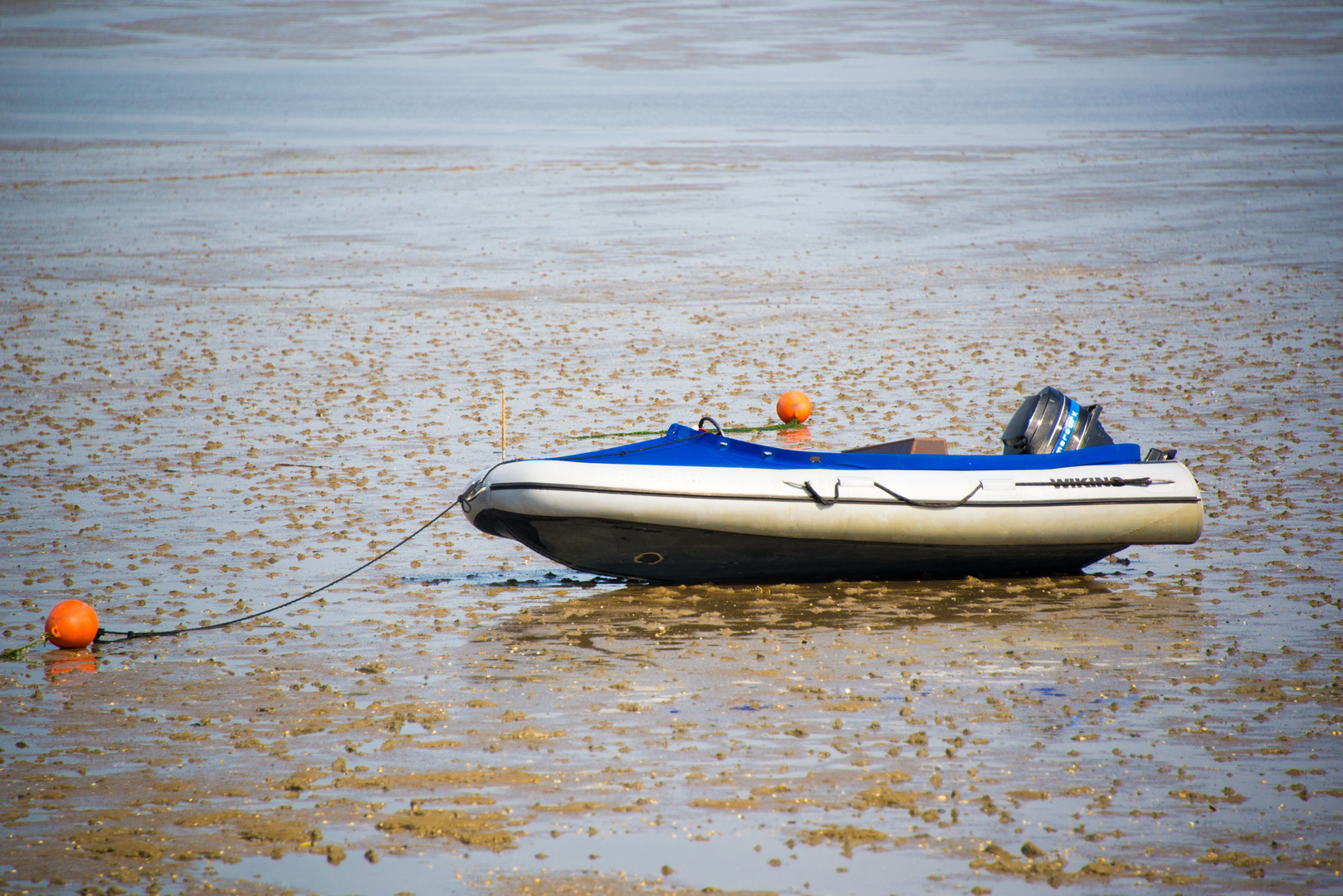 Schlauchboot im Watt