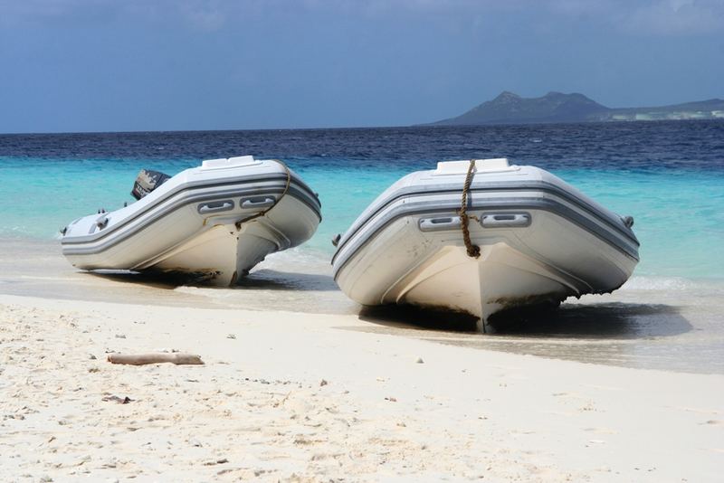 Schlauchboote am Strand