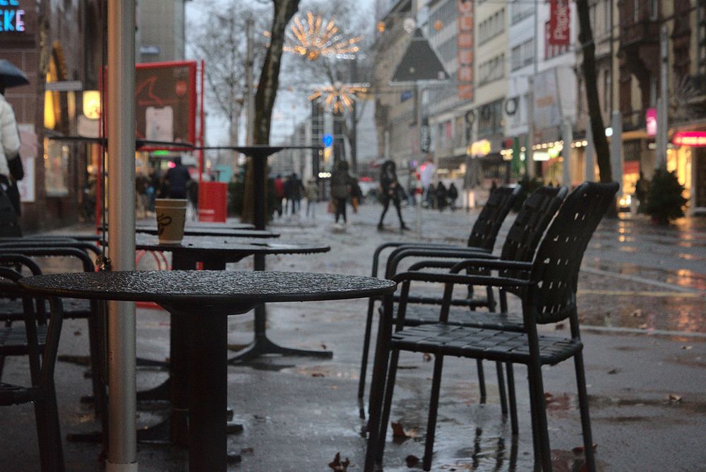 Schlechte Zeit für Straßencafés