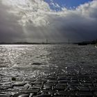 Schlechtes Wetter auf dem Rhein bei Rees