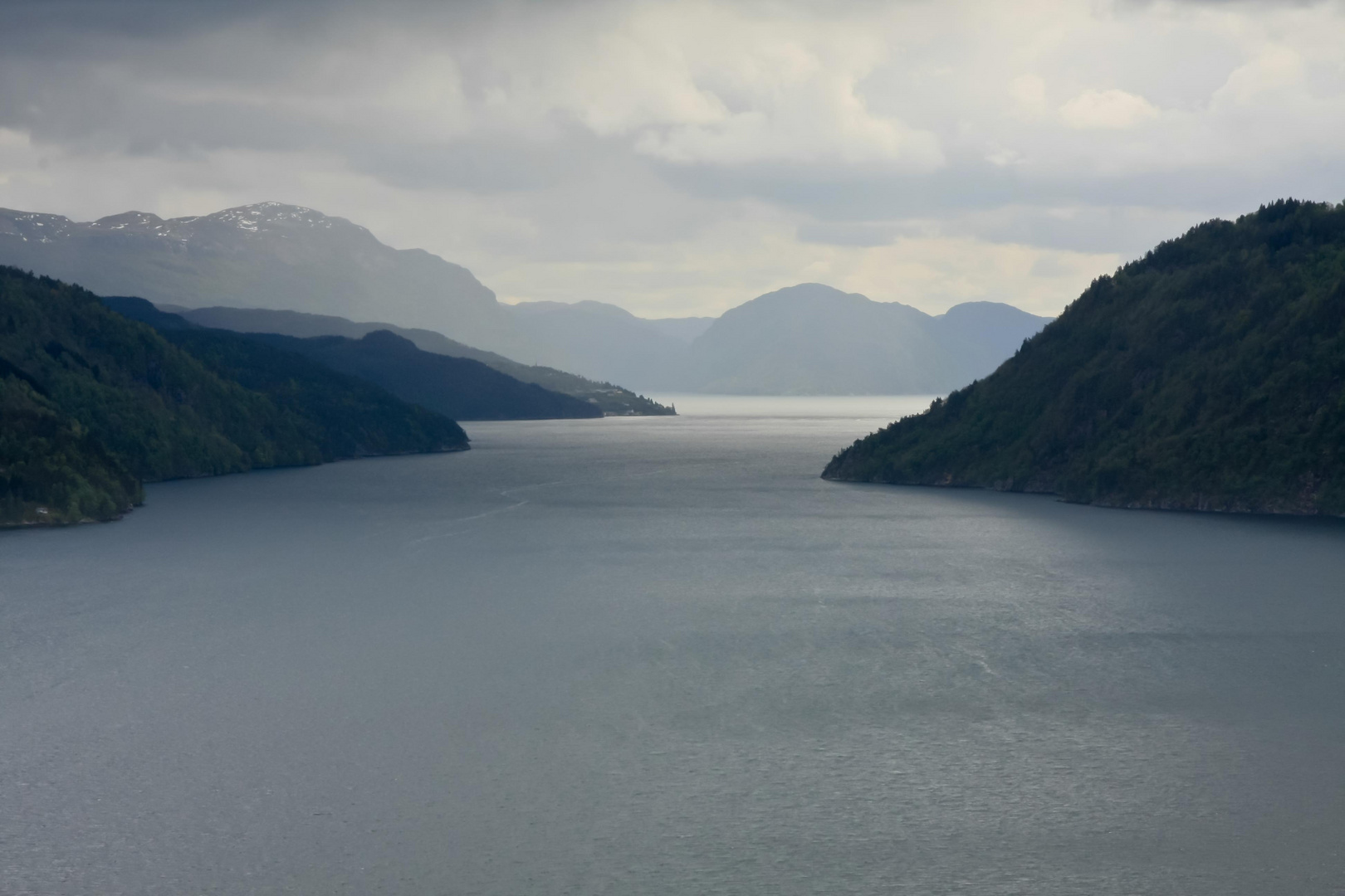 Schlechtwetterfront über dem Fjord