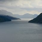 Schlechtwetterfront über dem Fjord