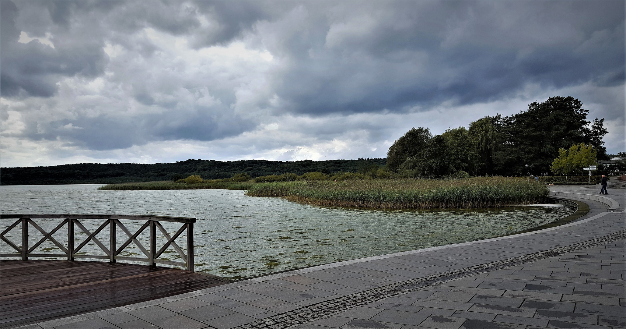 Schlechtwetterfront zieht auf  ..