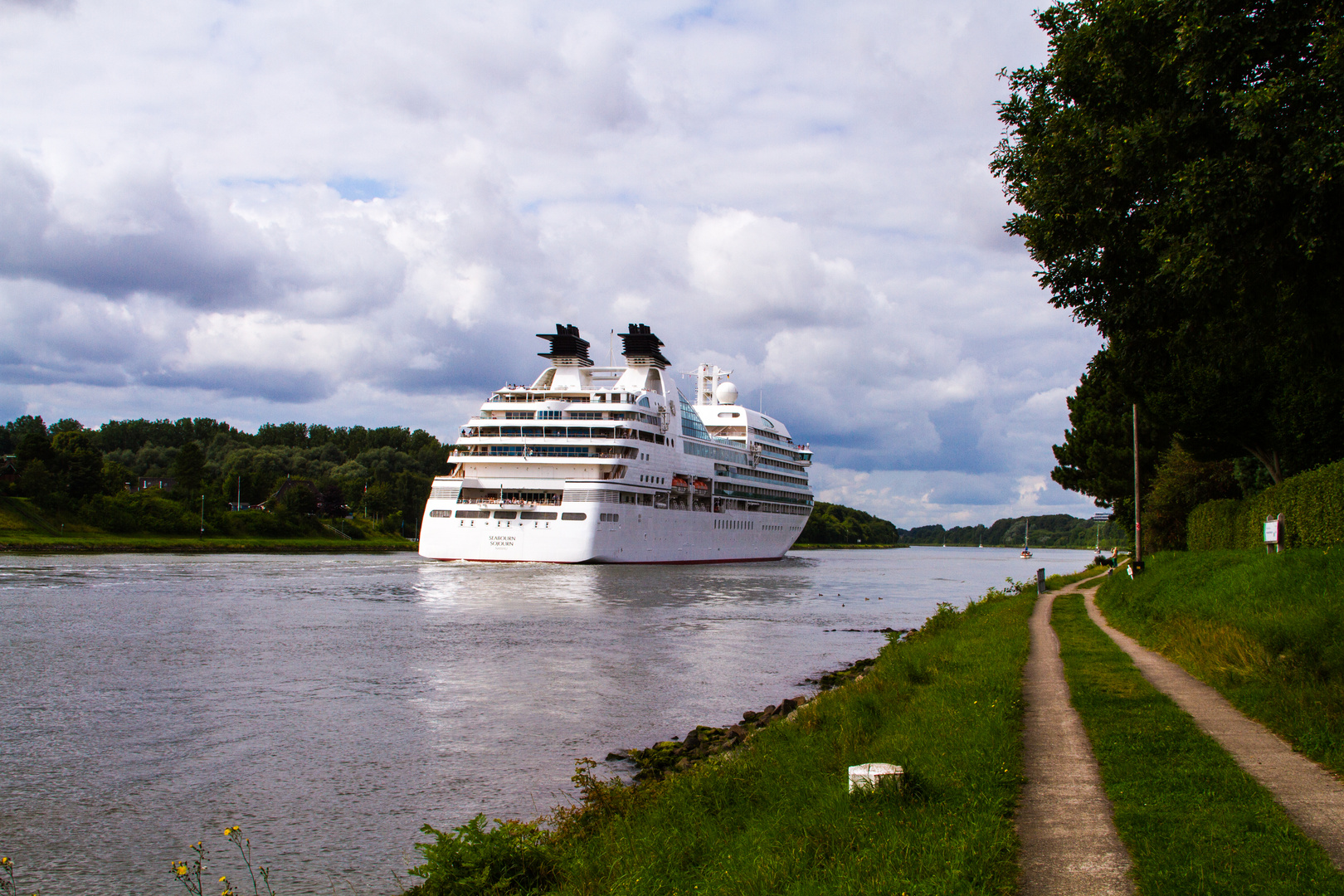 Schleichfahrt durch den Kanal