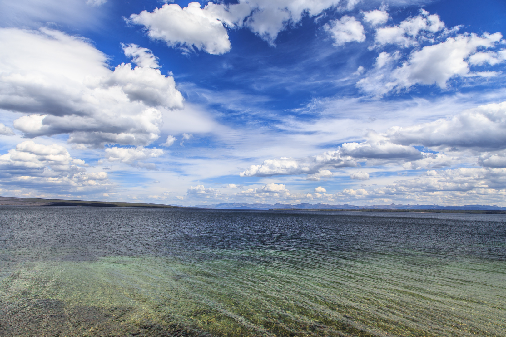 Schleierwolken über dem Lake Yellowstone 