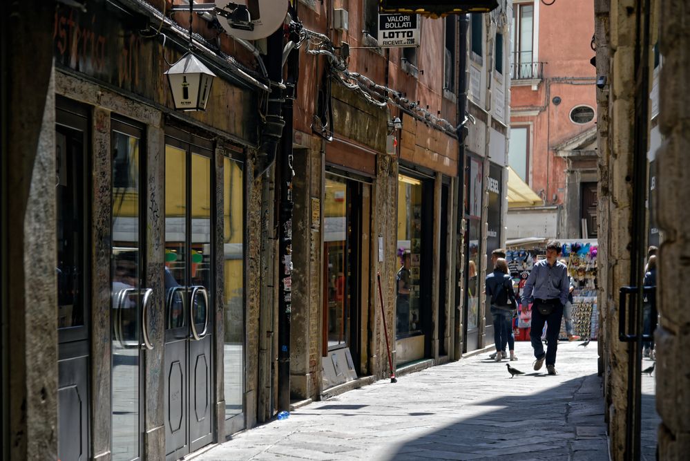 Schlendern durch die Innenstadt von Venedig