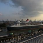 Schleppen der QM2 [Totale]