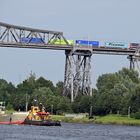 Schleppen und schieben im Nord-Ostsee-Kanal bei Rendsburg