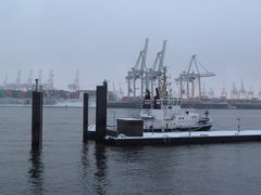 schlepper accurat im heimathafen hamburg