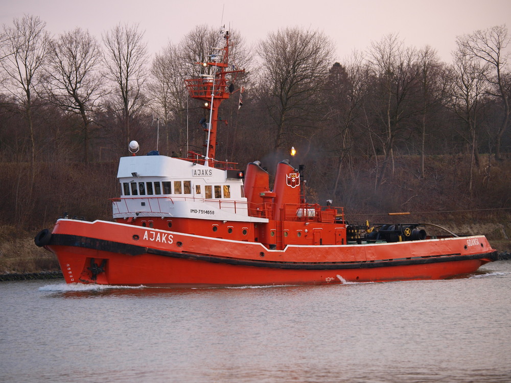 Schlepper AJAKS auf dem Nord-Ostsee-Kanal.