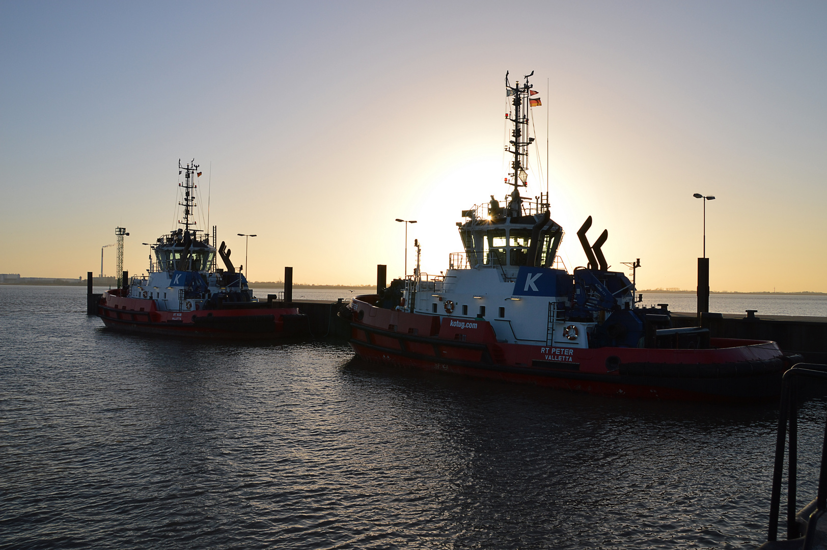 Schlepper am Abend im Hafen