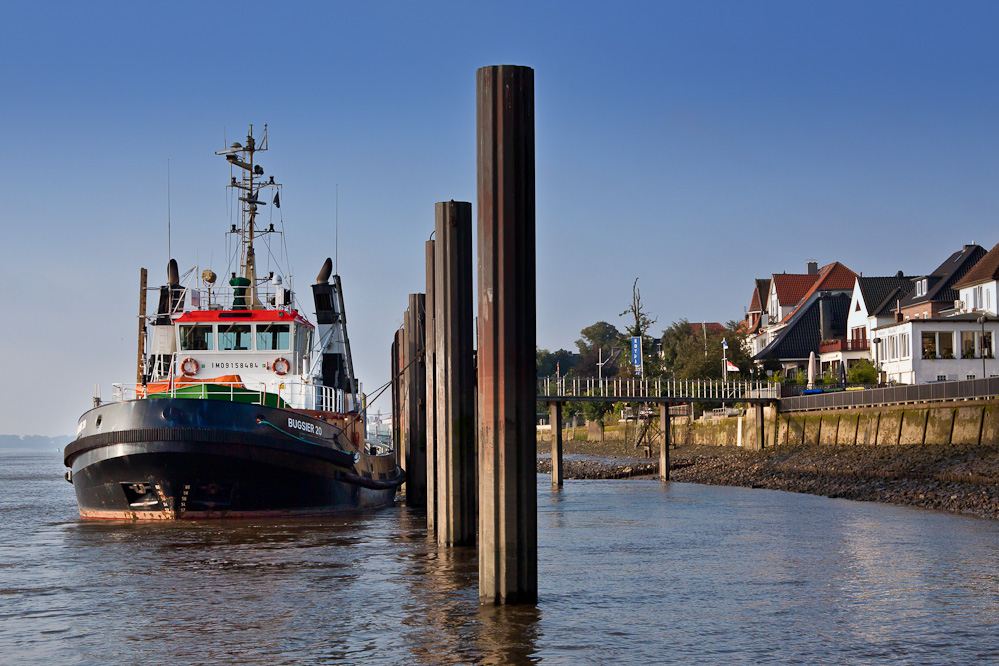 Schlepper an der Braker Kaje