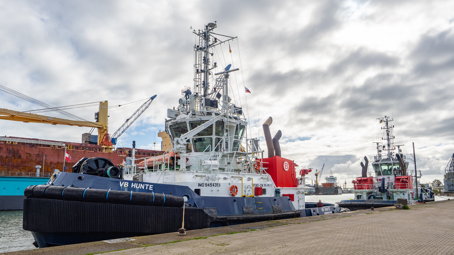 Schlepper an der Kaimauer