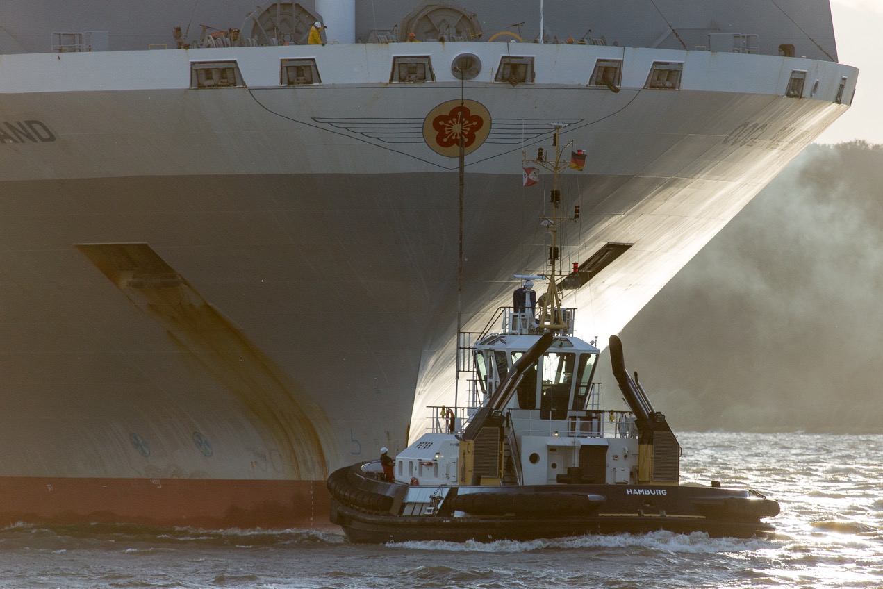 Schlepper auf der Elbe