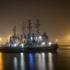 Schlepper bei nächtlicher Ruhepause im Emder Hafen.