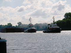 Schlepper BUGSIER 12 und Schlepper URAN müssen sich mächtig ins Zeug legen