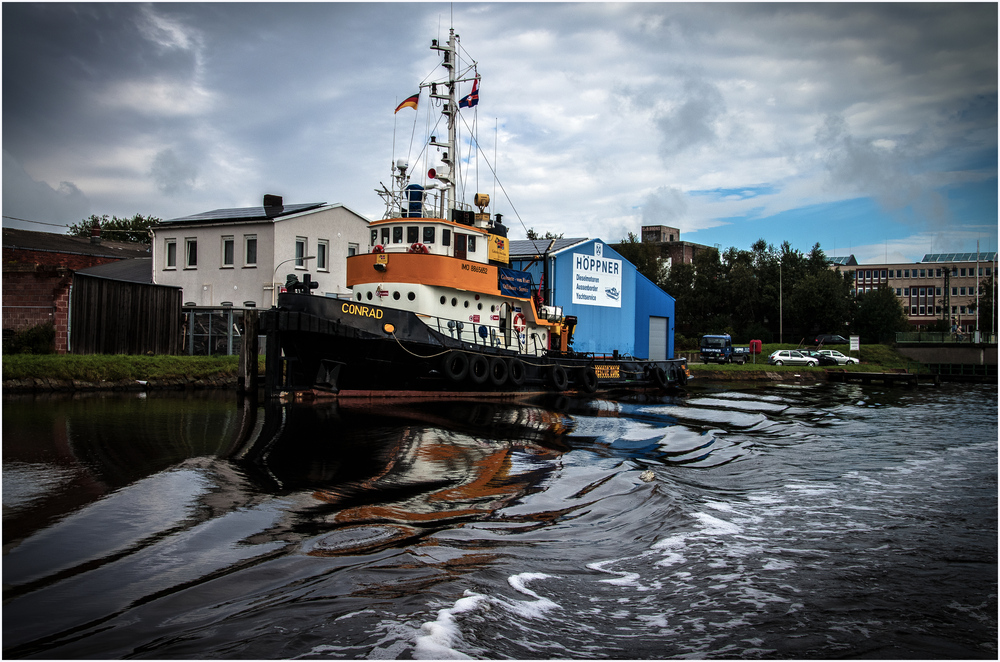 Schlepper Conrad im Emder Fahrwasser