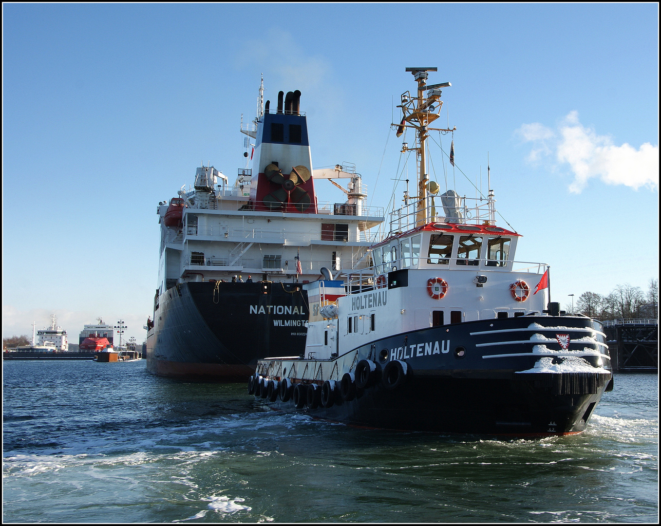 Schlepper "Holtenau" begleitet "NATIONAL GLORY" in die Schleuse....