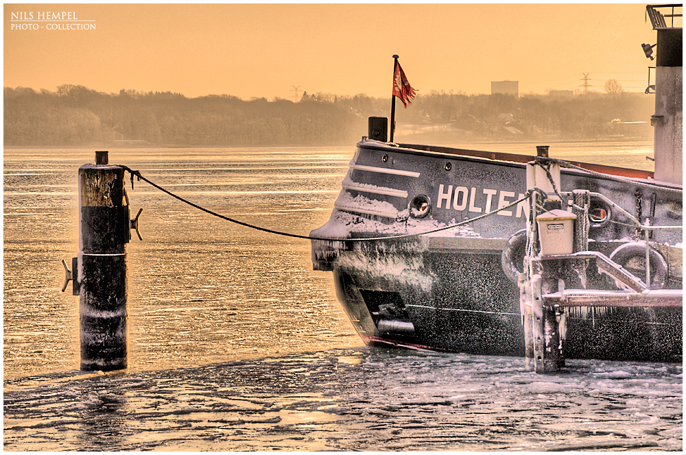 Schlepper "Holtenau" im Eis