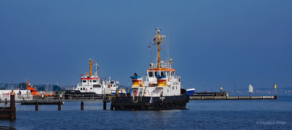 Schlepper Holtenau in Warteposition