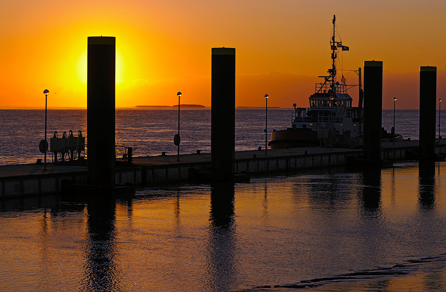 Schlepper im abendlichen Gegenlicht