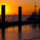 Schlepper im abendlichen Gegenlicht