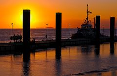 Schlepper im abendlichen Gegenlicht